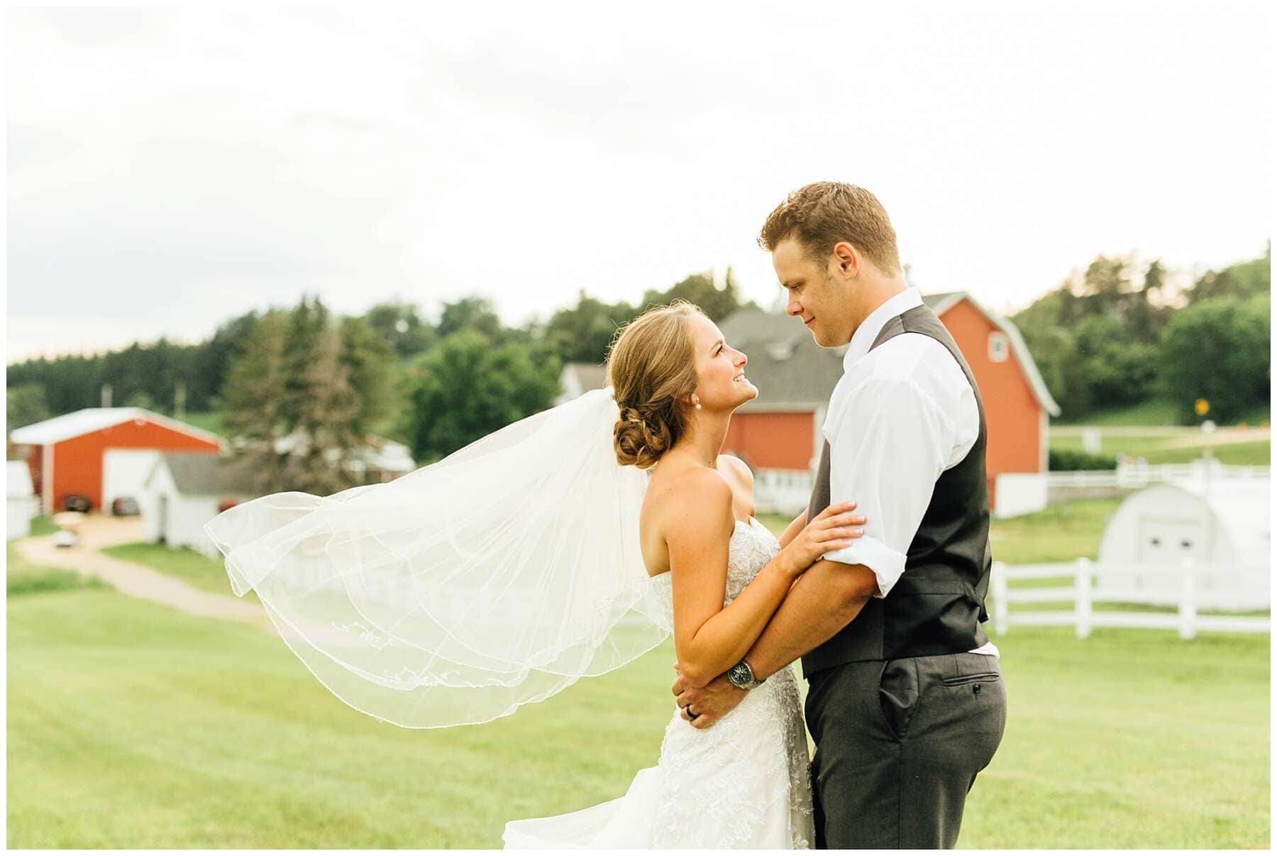 dellwood-barn-wedding-photographer